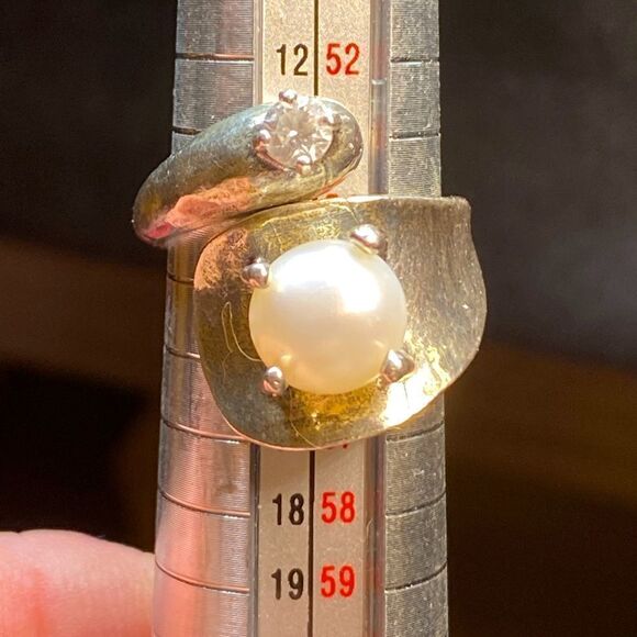 Ladies 925 silver ring with 3/8” cultured pearl and 3/16” white stone sz 7 - Picture 6 of 13